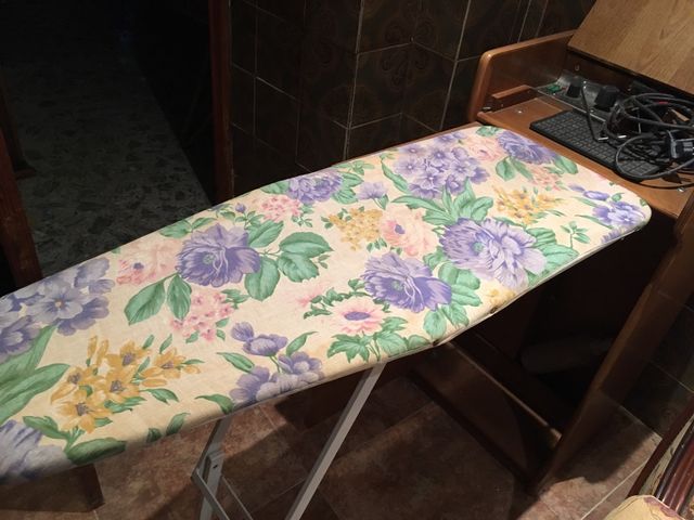 Plancha y tabla de planchar con mueble