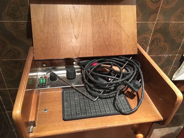 Plancha y tabla de planchar con mueble