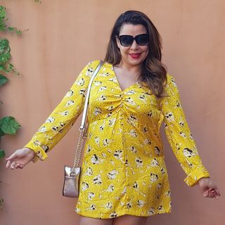 Vestido corto amarillo flores satinado Zara de segunda mano por 29,95 EUR  en Granada en WALLAPOP