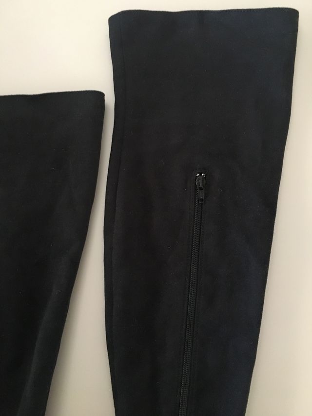 Botas mosqueteras ante negro