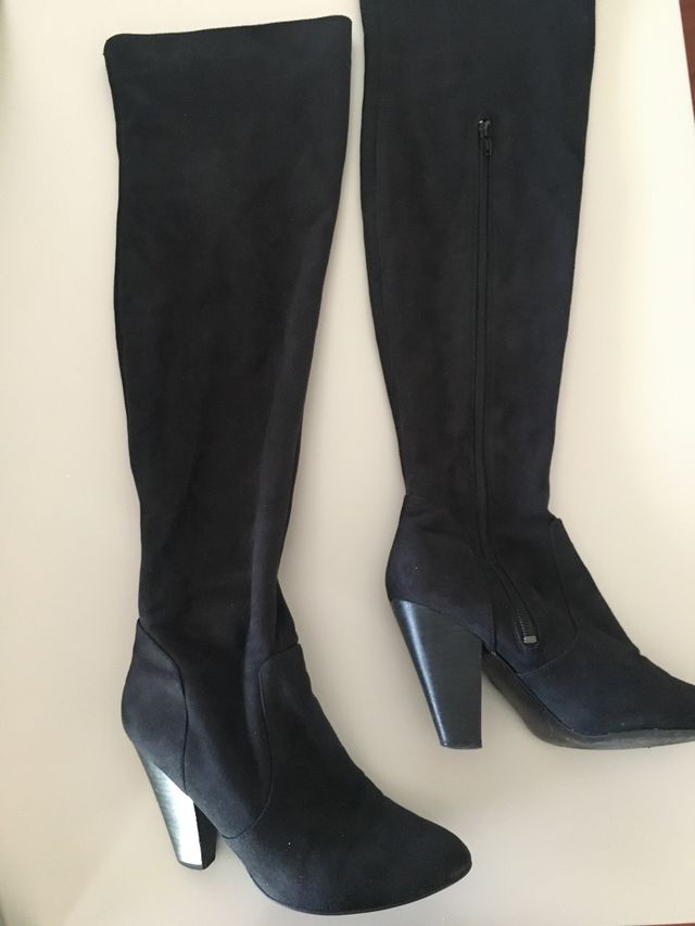 Botas mosqueteras ante negro