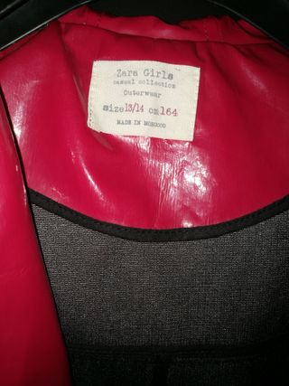 Chubasquero charol rojo de segunda mano por 17 EUR en Madrid en WALLAPOP