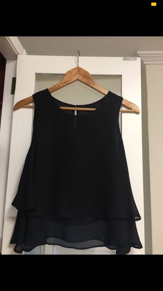 blusa negra de tirantes