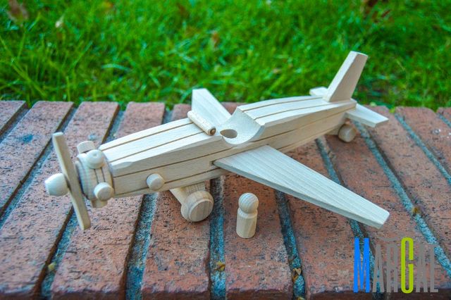 Avion de madera con piloto, jugete de madera de segunda mano por 20