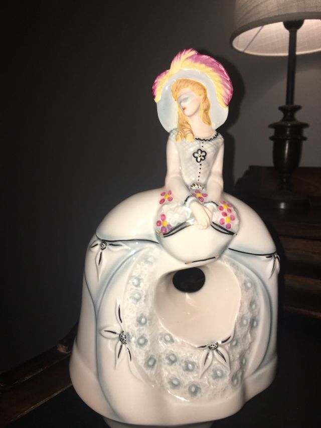 Porcelana Galos,figura dama.