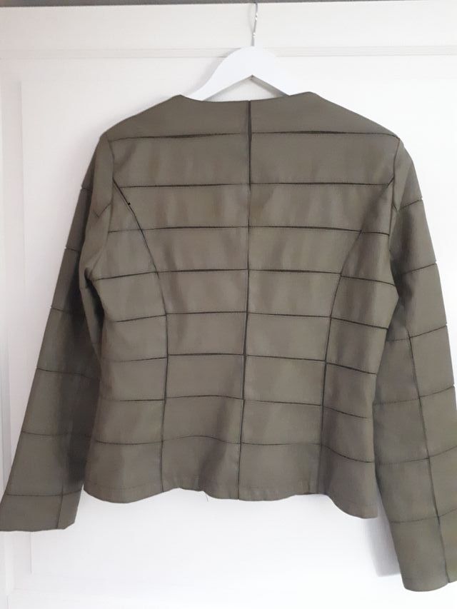 OCASION!!Cazadora verde kaki nueva.