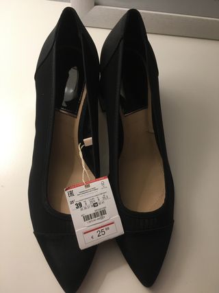 Zapatos negros con tacon plateado de stradivarius de segunda mano por 10  EUR en Linares en WALLAPOP