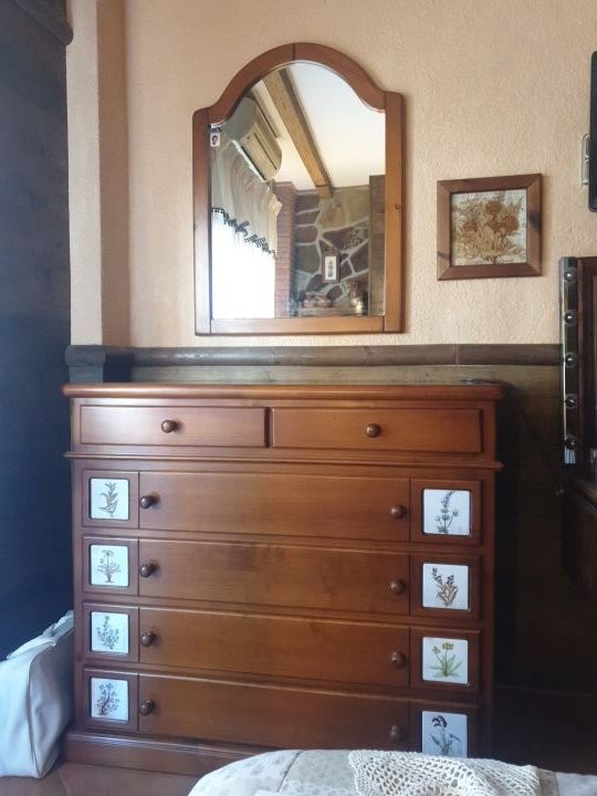 cómoda madera y espejo rustico con azulejos