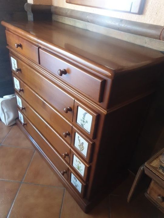 cómoda madera y espejo rustico con azulejos