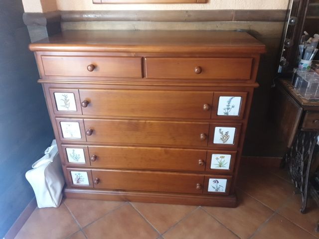 cómoda madera y espejo rustico con azulejos