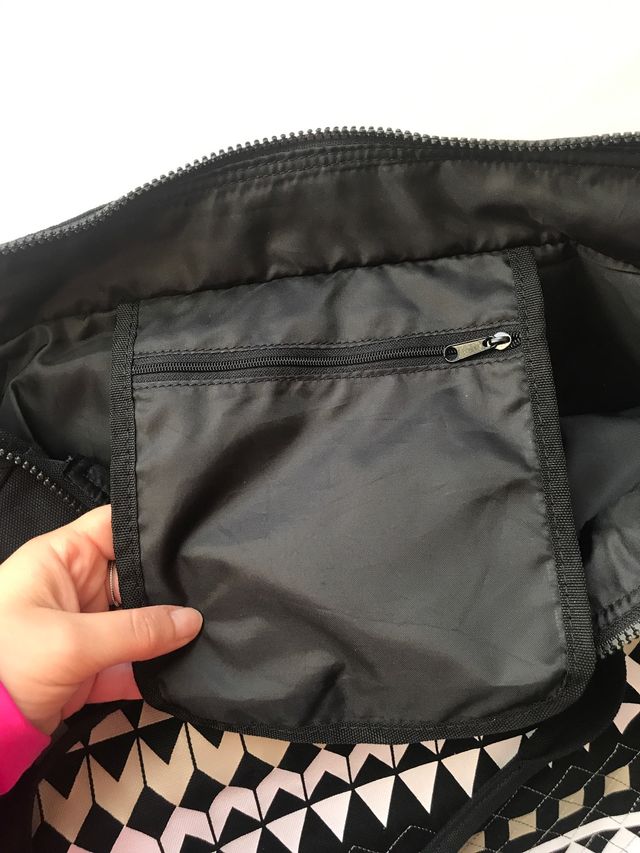 Bolso Adidas neo con etiqueta