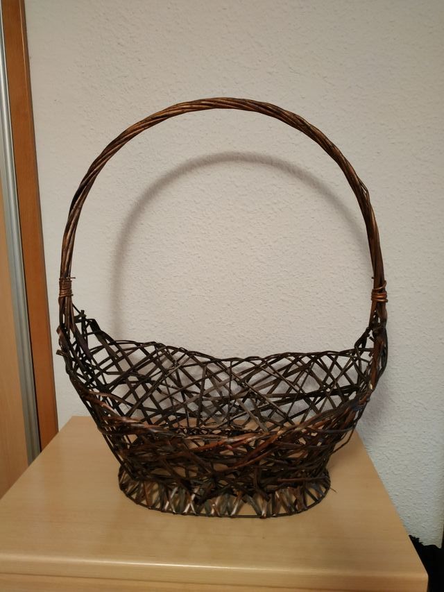 Cesta de mimbre, ideal para regalos.