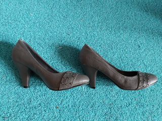 Zapatos grises con tachuelas tacon medio de segunda mano por 3 EUR en  Arroyo de la Encomienda en WALLAPOP