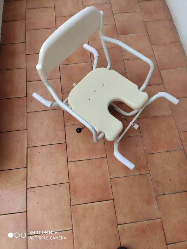 Silla giratoria para bañera.
