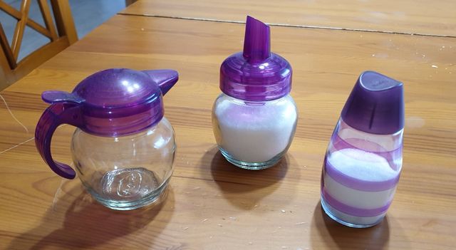 Azucarera, lechera y salero morado