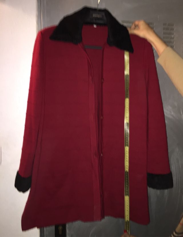 Chaqueta granate con cuello y puños de pelo