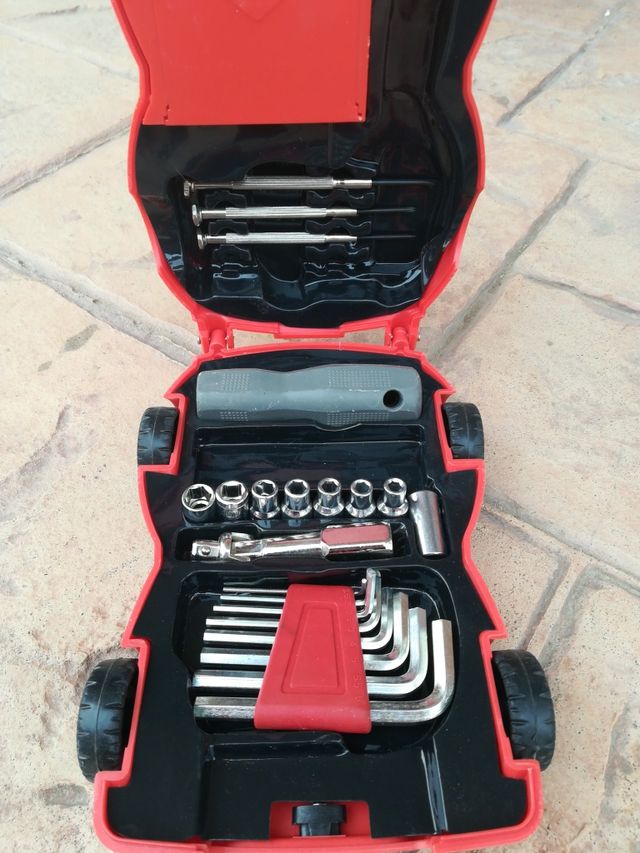 Caja herramientas forma coche