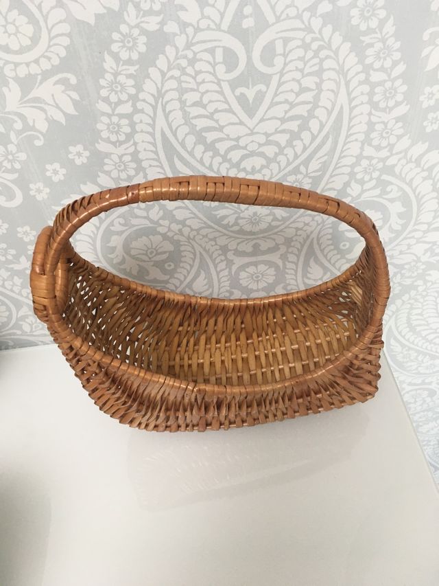 Porta botellas de mimbre sesentero.