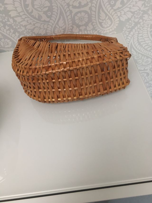 Porta botellas de mimbre sesentero.