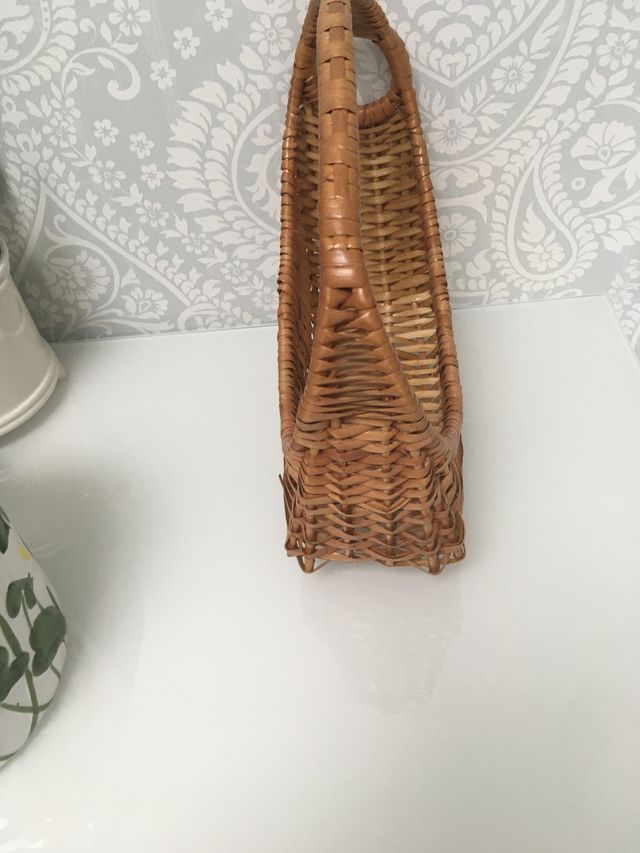 Porta botellas de mimbre sesentero.