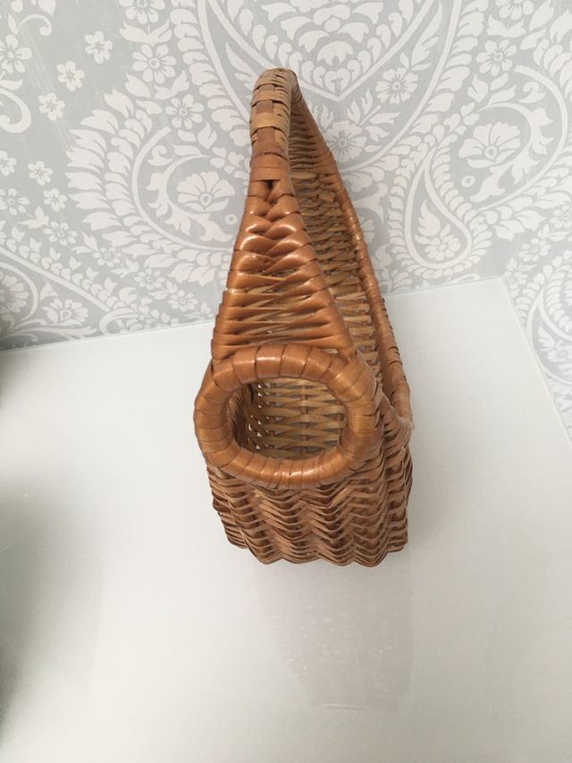 Porta botellas de mimbre sesentero.