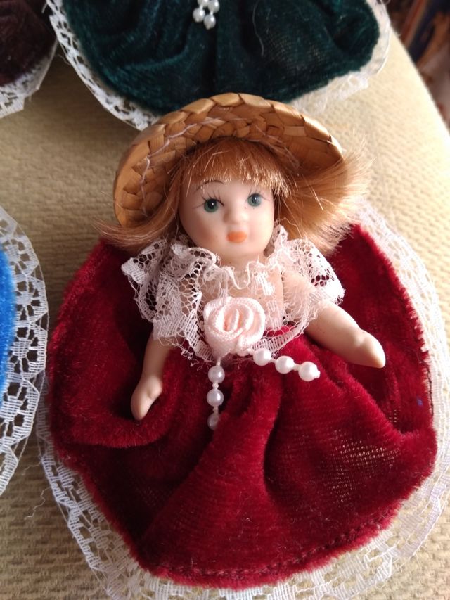 Mini muñecas de porcelana