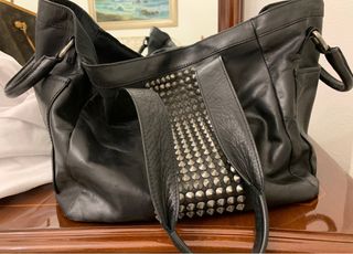 Bolso de piel,grande con tachuelas decorativas de segunda mano por 35 EUR  en Los Pinos en WALLAPOP