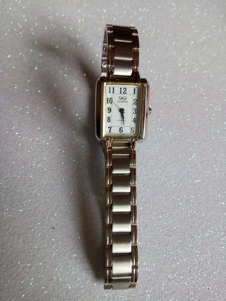 Reloj Q&Q QUARTZ de mujer de segunda mano por 30 € en Reloj Quartz mujer de segunda mano en Madrid en WALLAPOP