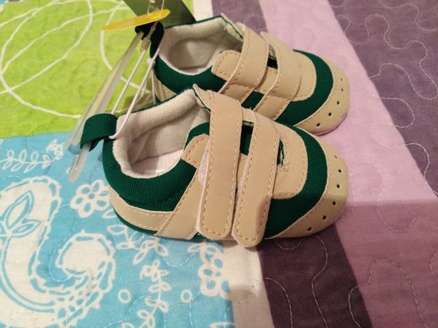 zapatitos unisex bebé con etiqueta