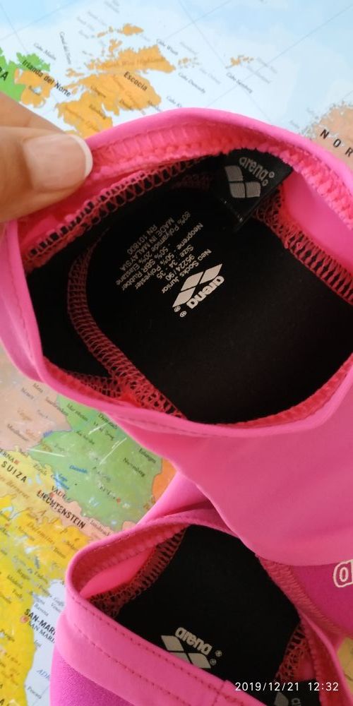 Zapatillas para piscina. En el mercado cuestan 16€