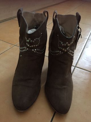Botines marrones con tachuelas t\\/39 Zara de segunda mano por 7 EUR en  Alcobendas en WALLAPOP