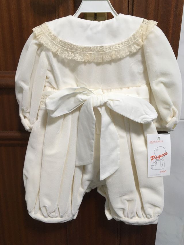 Pelele terciopelo beige. Artesanía gallega