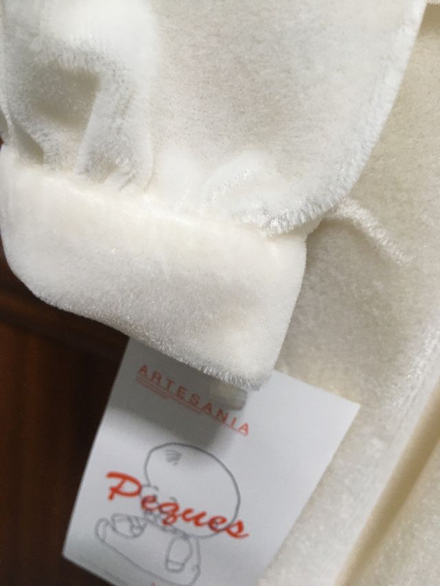 Pelele terciopelo beige. Artesanía gallega