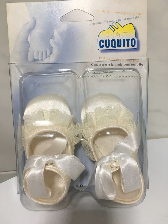 Zapatitos beige con lazada y puntilla