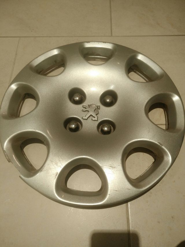 Tapacubos Peugeot 307 de segunda mano por 5 EUR en Paracuellos de