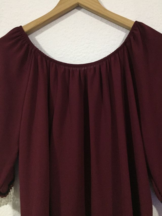 camisa media manga burdeos con adornos en beige