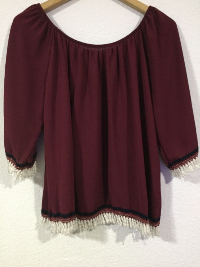 camisa media manga burdeos con adornos en beige