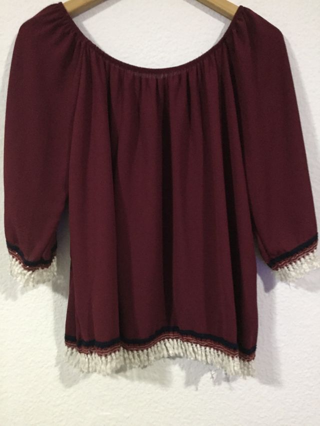 camisa media manga burdeos con adornos en beige