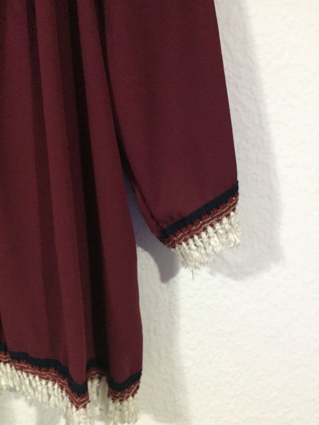 camisa media manga burdeos con adornos en beige