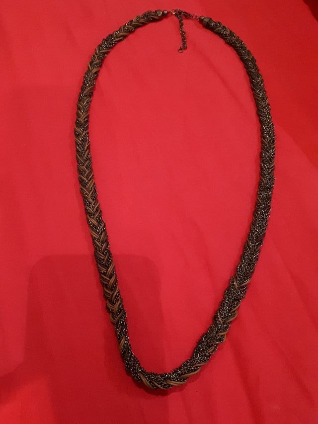 Collar cadenas grises entrelazadas con cuero