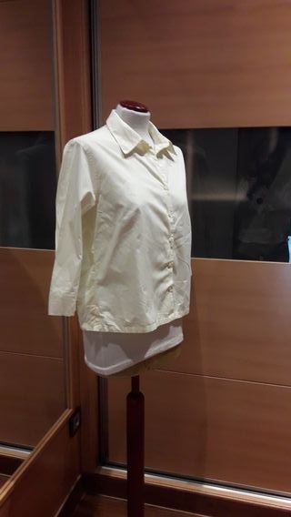 Camisa amarilla clara. Talla L de segunda mano por 4 € en El Camisa amarilla clara. Talla L de segunda mano por 4 € en El