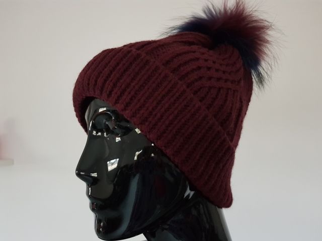 Gorro de lana con pompón de pelo