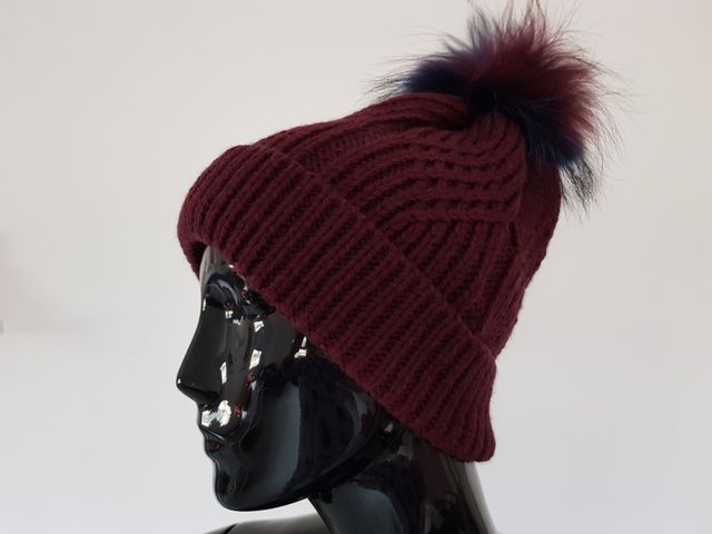 Gorro de lana con pompón de pelo