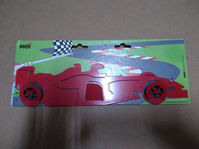 Percha metálica nueva de fórmula 1