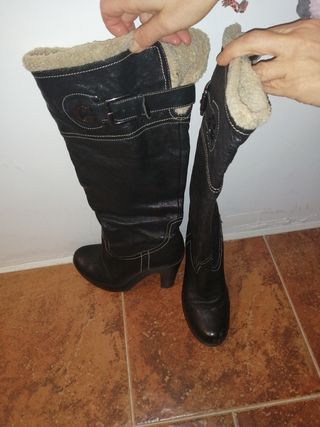 Botas piel borrego negras de Guess mujer de segunda mano por 40 EUR en  Arizgoiti en WALLAPOP