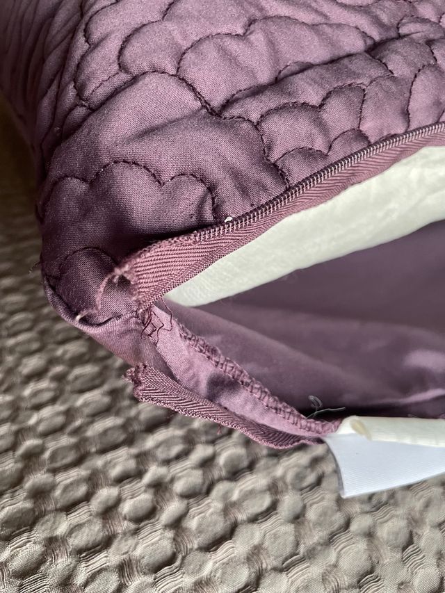 Lote de cojines y stores. 