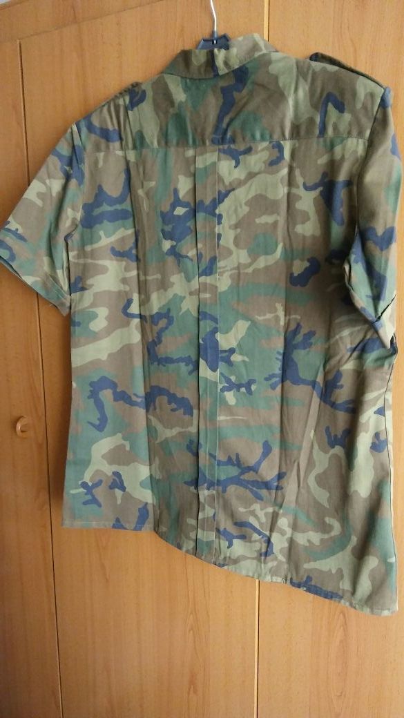 Camisa manga corta. Color militar. Hombre