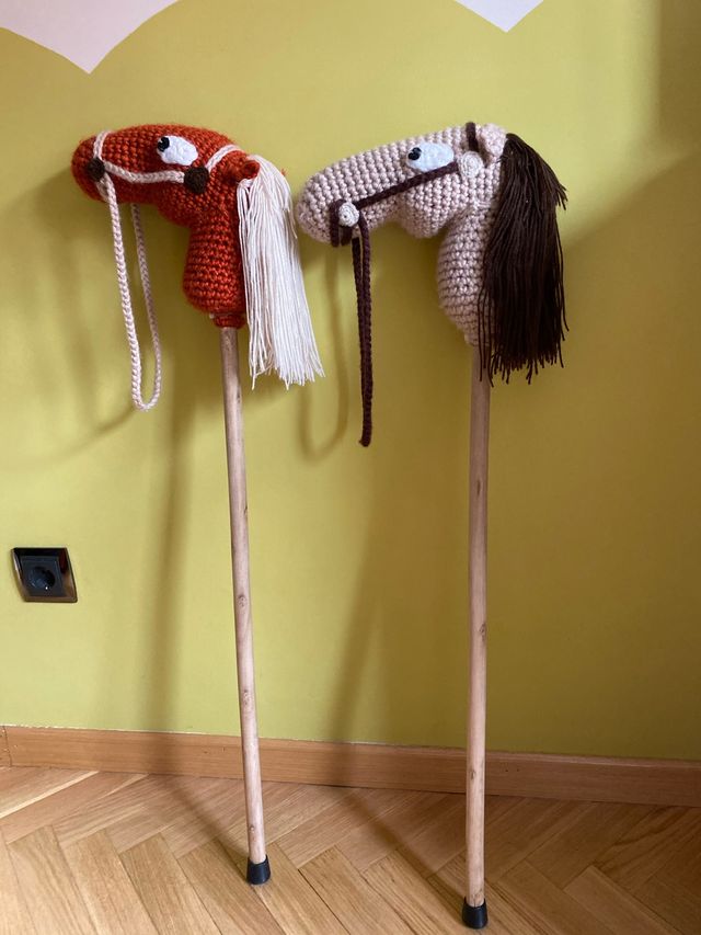 Antico giocattolo in legno per cavalli