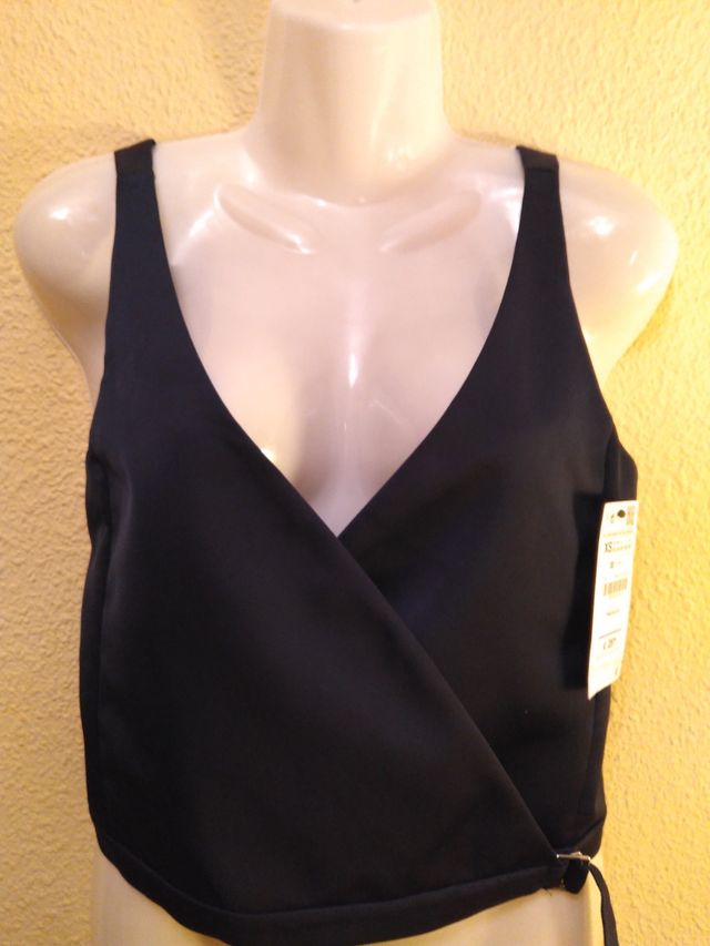 Top de satén azul de ZARA