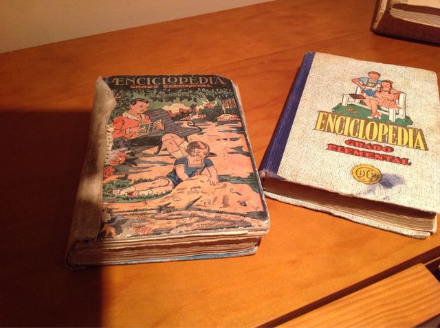 Dos libros de cultura general antiguos.